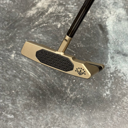 Scotty Cameron Studio Style Squareback 2 Center Shafted (Chromatic Bronze Torched)
