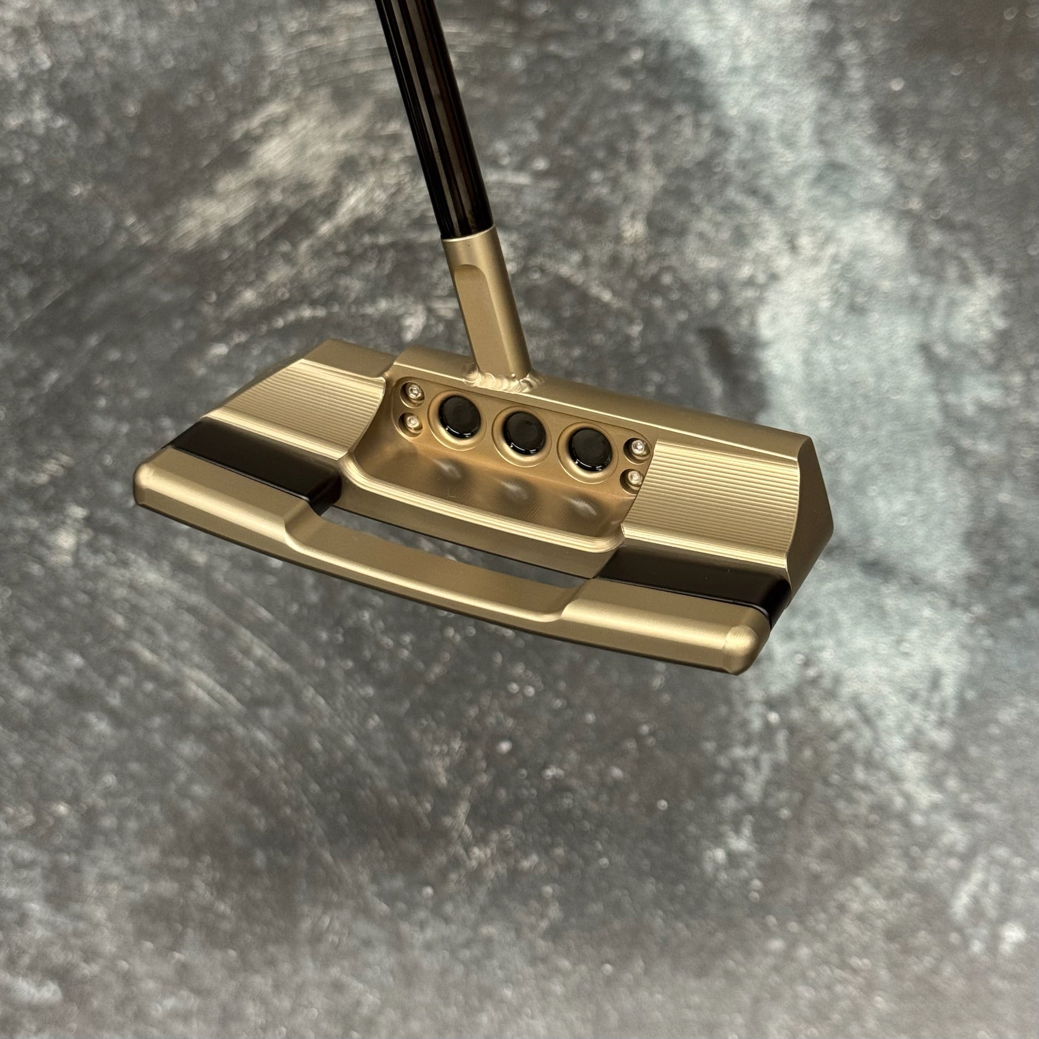 Scotty Cameron Studio Style Squareback 2 Center Shafted (Chromatic