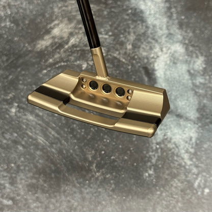 Scotty Cameron Studio Style Squareback 2 Center Shafted (Chromatic Bronze Torched)