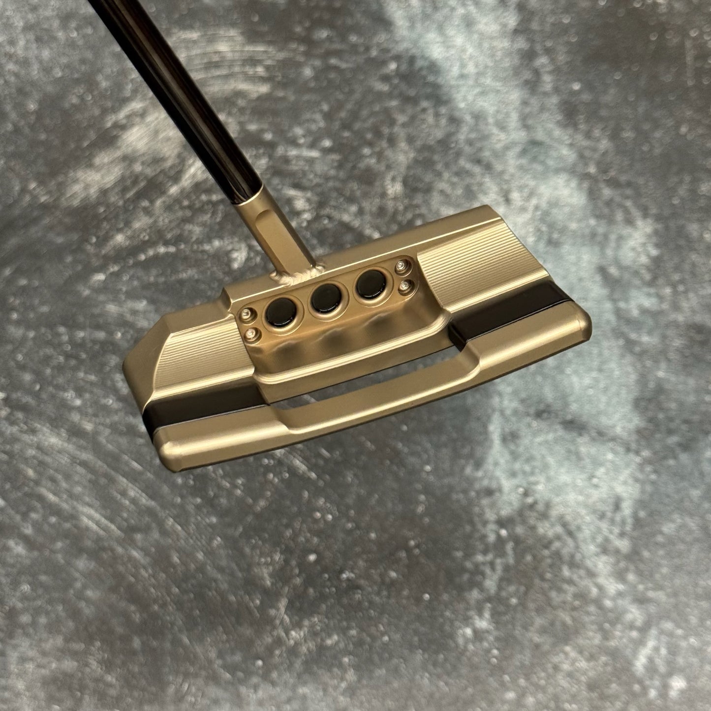 Scotty Cameron Studio Style Squareback 2 Center Shafted (Chromatic Bronze Torched)