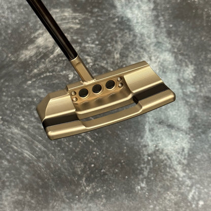 Scotty Cameron Studio Style Squareback 2 Center Shafted (Chromatic Bronze Torched)