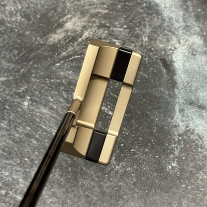 Scotty Cameron Studio Style Squareback 2 Center Shafted (Chromatic Bronze Torched)